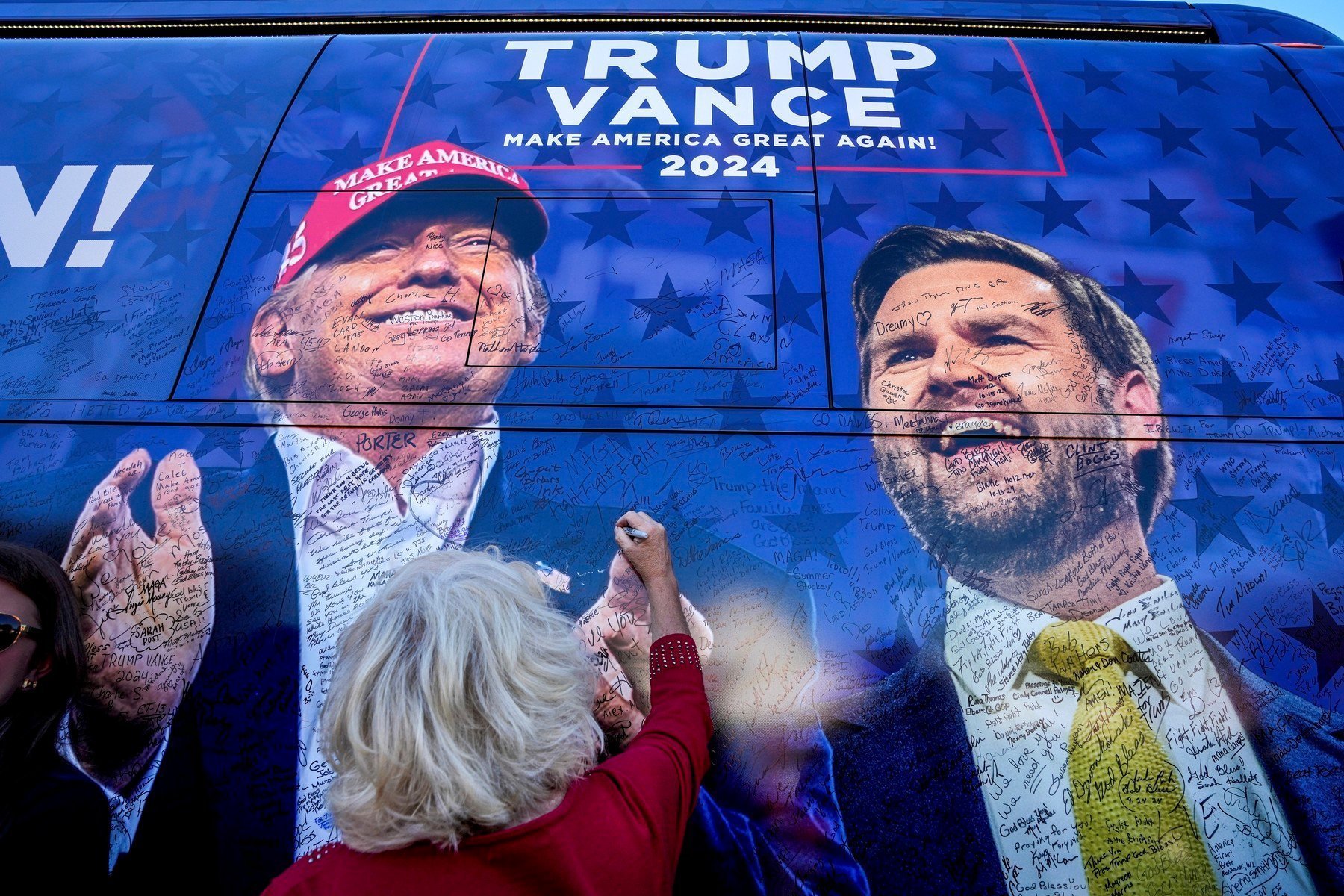 Trump a afirmat că îi detestă pe rivalii săi în timpul unui eveniment dedicat lui Charlie Kirk / J. D. Vance: „El (Kirk) reprezenta combinatea dintre Atena și Ierusalim; orașul rațiunii și orașul lui Dumnezeu într-o singură ființă”