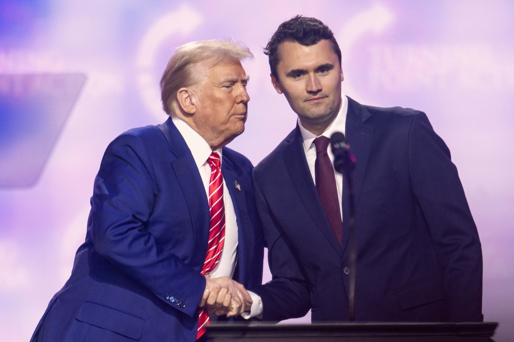 Trump devine principalul comunicator după dispariția lui Charlie Kirk, continuând să reinventeze modul în care se adresează publicului, într-un stil similar cu cel al unui prezentator de reality show.