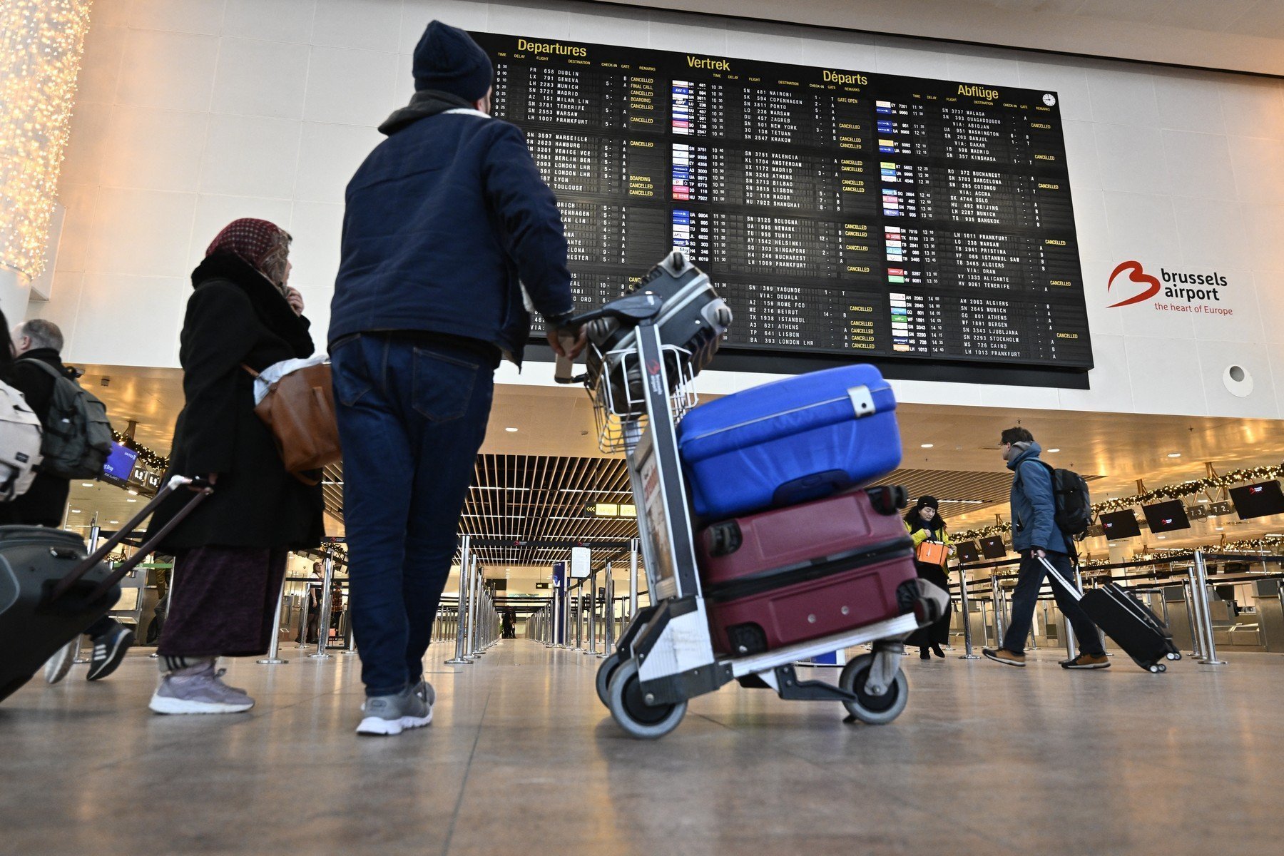 Zeci de picioare umane aduse din SUA pentru studii științifice, blocate pe aeroportul din Santiago de Chile de un an, au ajuns în atenția Curții Supreme