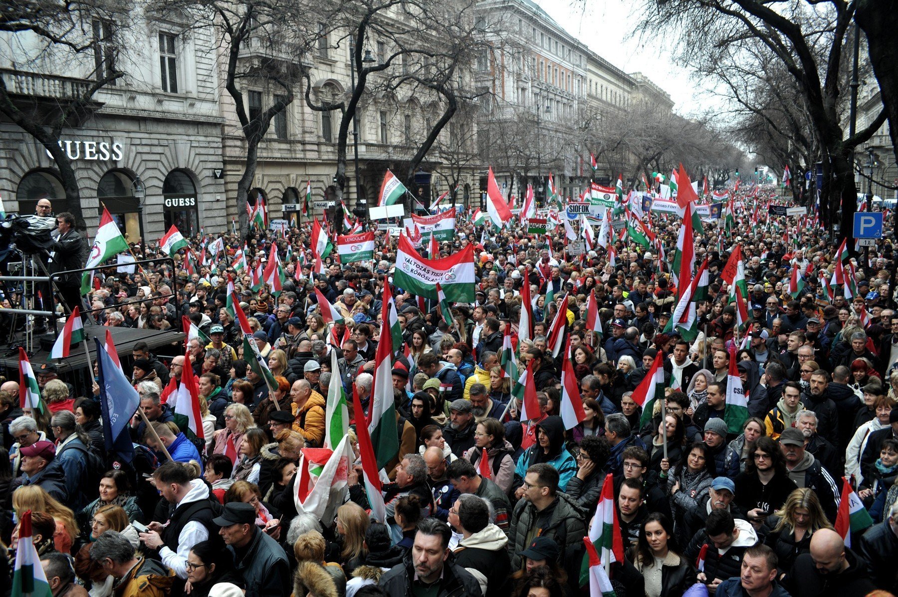 Mii de oameni au protestat în Budapest pentru a-și exprima opoziția față de o consultare publică propusă de guvernul condus de Orban