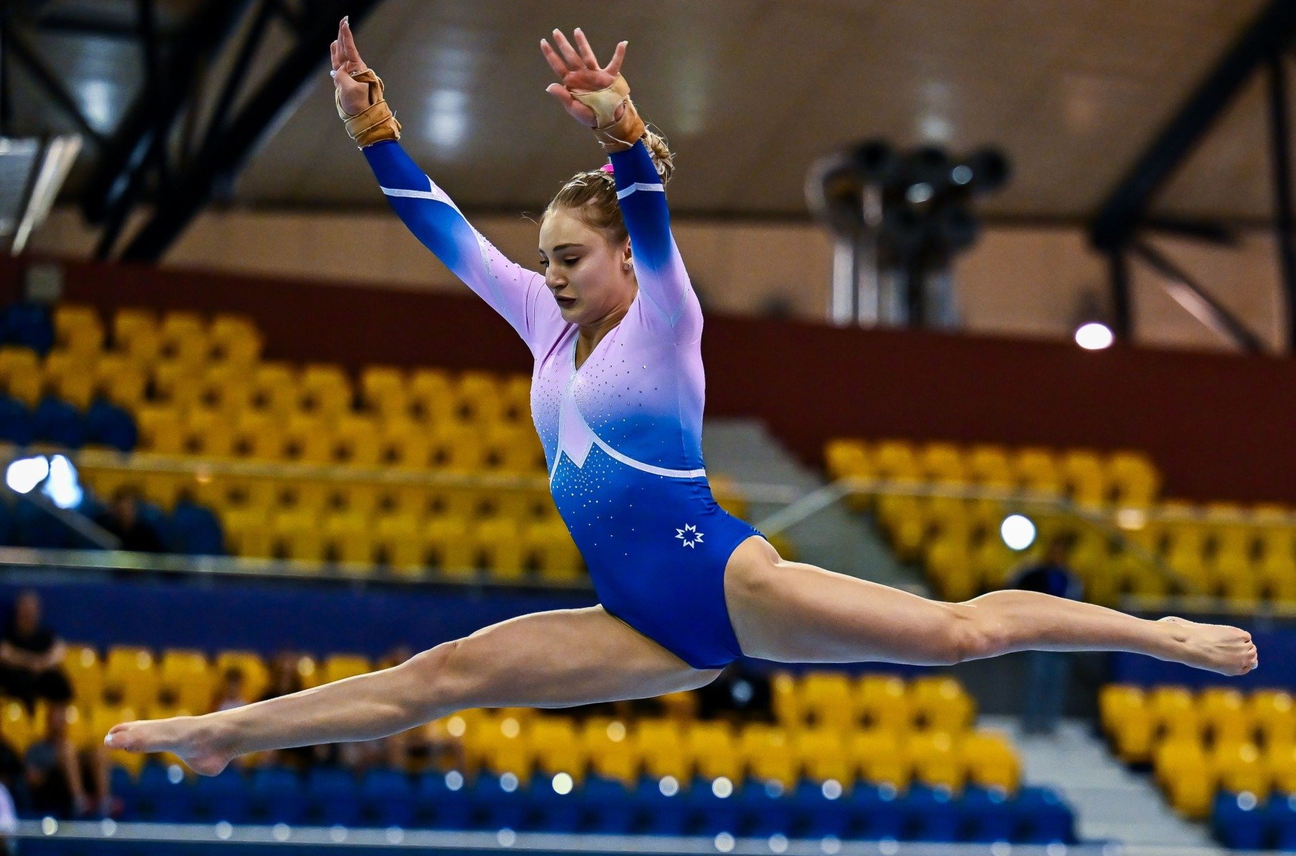[ad_1] Gimnasta Sabrina Maneca Voinea a obținut medalia de aur la finala de la sol în cadrul Cupei Mondiale de la Paris, desfășurată duminică, fiind penultima etapă din sezon