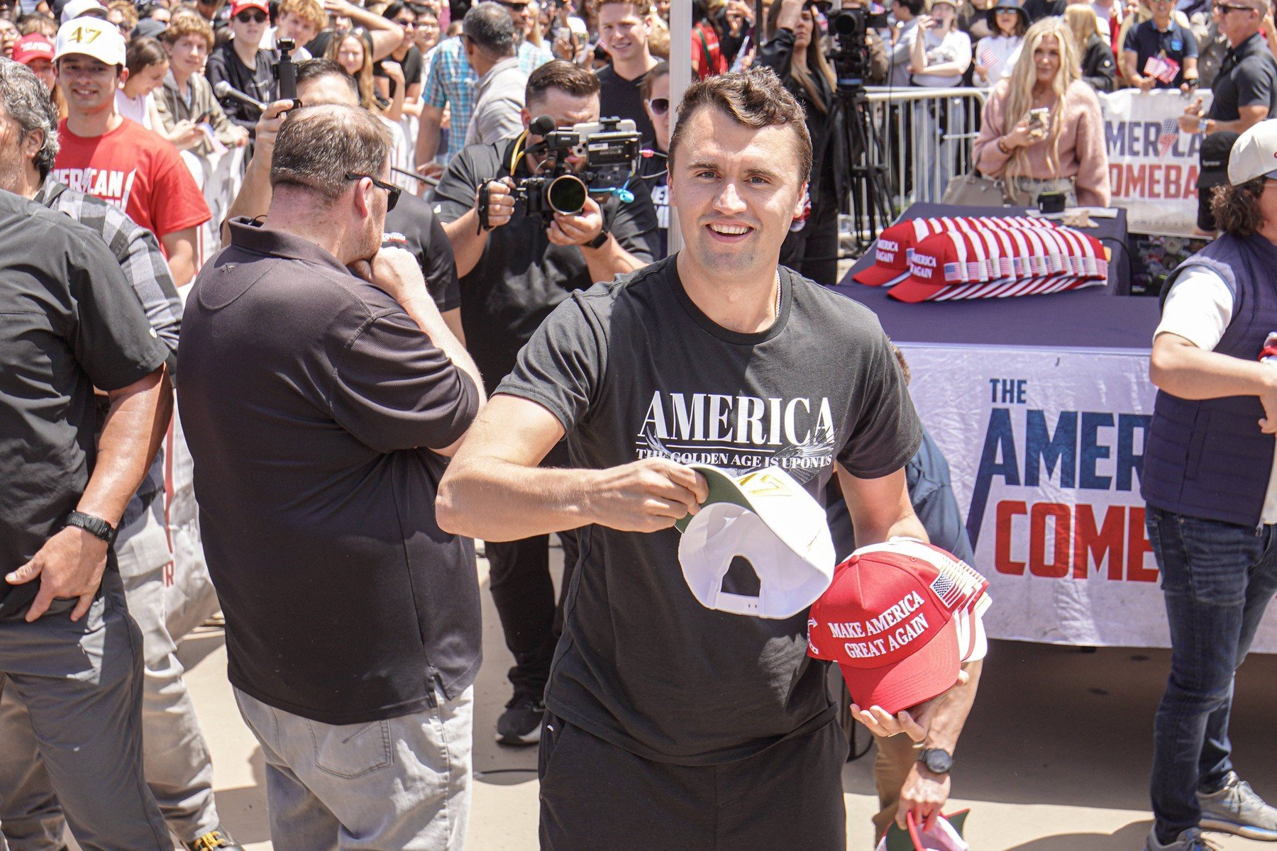 Charlie Kirk, activist conservator american și susținător al lui Trump, împușcat mortal la universitate