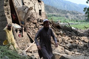În urma cutremurului din Afghanistan s-au înregistrat cel puțin 812 decedați și peste 2.700 de răniți; echipele de intervenție vorbesc despre continuarea eforturilor de salvareea noastră”
