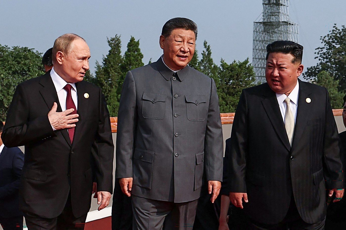 Xi Jinping, alături de Putin și Kim Jong Un la parada militară: „China nu se teme de niciun tiran / Lumea trebuie să decidă între pace și conflict”