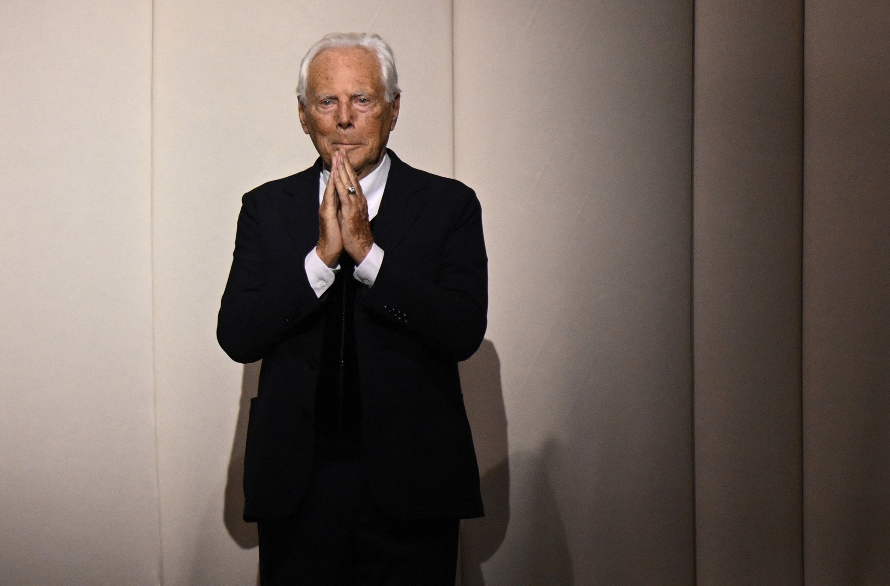 [ad_1] Giorgio Armani, celebrul creator de modă italian, care a murit joi la vârsta de 91 de ani, va fi înmormântat luni după-amiază într-o ceremonie privată, la care vor participa doar membrii familiei