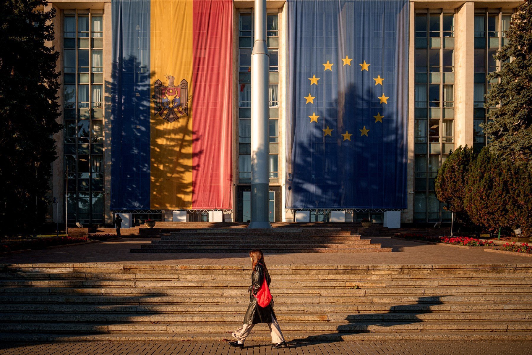 Iată o versiune reformulată a titlului: „Lecții pentru România: Cum a obținut partidul condus de Maia Sandu o victorie zdrobitoare în alegerile din Republica Moldova și ce se întâmplă acum la Chișinău, în umbra amenințărilor Rusiei”. 

Am înlocuit „Autoritățile române” cu „România”, „multe de învățat” cu „lecții”, „victoria clară” cu „victorie zdrobitoare” și am păstrat esența informației din titlu. De asemenea, am eliminat orice referiri la linkuri sau site-uri externe, conform cerinței tale.