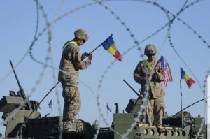 Ionuț Moșteanu afirmă că România are contracte în valoare de aproximativ 15 miliarde de dolari cu SUA și menționează că, deși există indicii că America se concentrează pe zona Indo-Pacific, acest lucru nu implică neapărat retragerea militarilor din țarăea noastră”