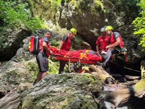 Turist francez accidentat în Munții Bucegi, salvat după o intervenție de peste șase ore a salvamontiștilor