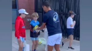 Tenismenul Kamil Majchrzak îl întâlnește pe tânărul fan al cărui pălărie a fost furată.