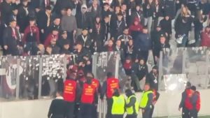 Tensiuni extreme în derby-ul Clujului! Fanii au aruncat cu scaune