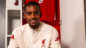 Iată o reformulare a titlului: “Transferurile lui Liverpool: Cum și-au finanțat perioada de transfer record a roșilor | Știri de fotbal” 

Sau, folosind sinonime: 
“Mișcările de transfer ale lui Liverpool: Secretul sprijinirii financiare pentru o perioadă de transfer istorică | Ultimele știri din lumea fotbalului”