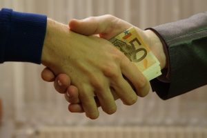 Bărbat arestat de DNA pentru trafic de influență, prins în flagrant în timp ce primea 60.000 de euro pentru a influența decizia judecătorilor Tribunalului București în vederea restituirii dosarului penal către procurori, în contextul unui dosar instrumentat de Parchetul Europeanea noastră”