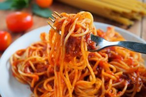 Cină de vineri seara de Paște: Spaghetti cu sos de ardei și măsline negre, o rețetă rapidă de sezon, perfectă și pentru paste scurte, gata în doar 15 minute