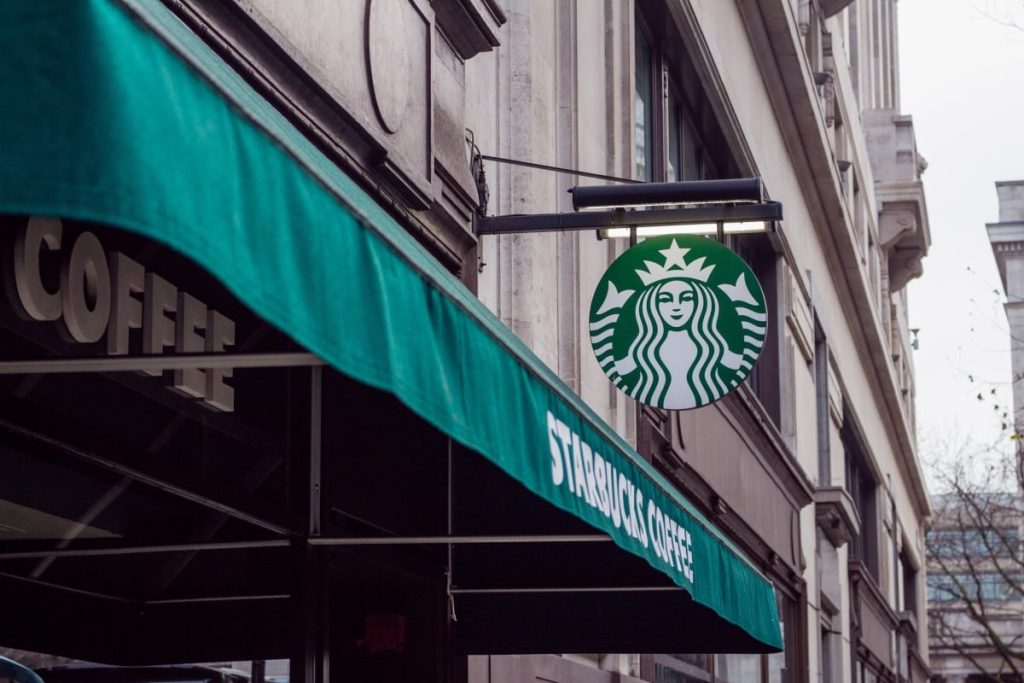 Starbucks anunță o restructurare de un miliard de dolari, cu închiderea unor cafenele și disponibilizări de personal în America de Nord