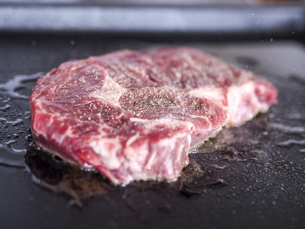 [ad_1] Imagine cu o bucată de carne gătită, pregătită pentru masă, ilustrând subiectul articolului