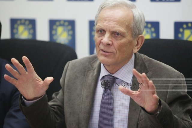 Titlul postarii ar putea fi reformulat astfel: „Stolojan compară eforturile PSD și ale altor partide de a-l convinge pe Bolojan să-și schimbe politica de reformă administrativă cu o încercare zadarnică de a vinde produse deja cunoscute de către un specialist, subliniind că această situație duce la un sentiment de apatie și dezgust în rândul populației.”