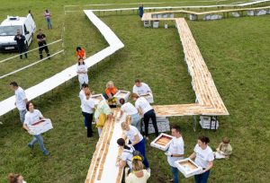 Un sat din Croația stabilește un nou record mondial printr-un șir de strudel de 3 km lungimeea noastră”