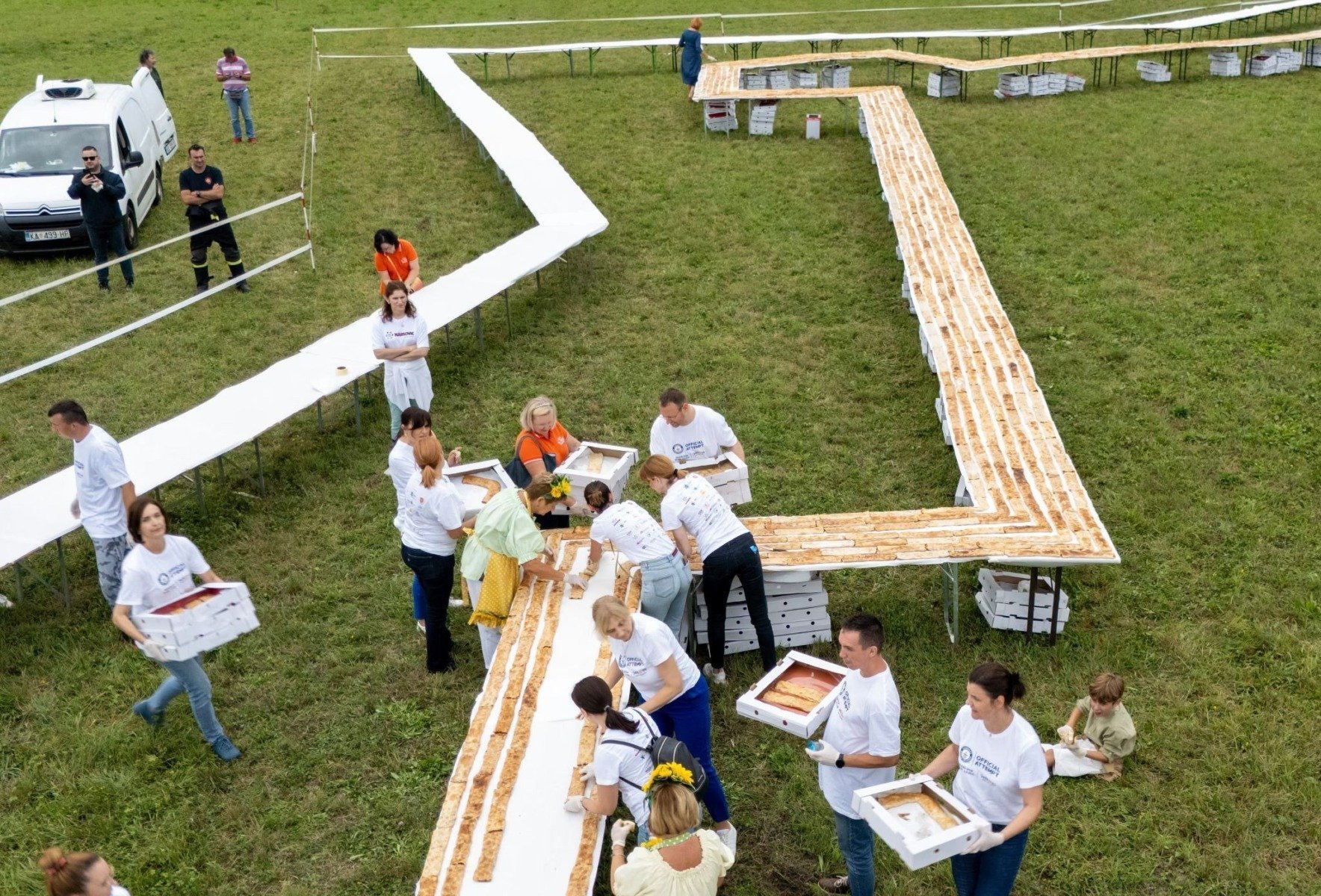 [ad_1] Un sat din Croația a stabilit un nou record mondial cu un șir de aproape 9.000 de prăjituri de tip strudel, întins pe mai mult de 3 kilometri, conform unui articol al publicației The Guardian, preluat de News.ro