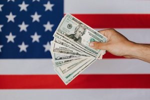 Un tribunal din Statele Unite suspendă demiterea guvernatoarei de la Federal Reserve de către fostul președinte Trump; în curând urmează anunțarea noilor rate de referință pentru dolarul americanea noastră”