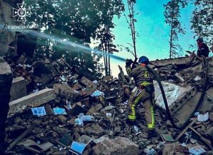 O familie completă, inclusiv doi copii mici, ucisă în urma unui atac cu dronă al Rusiei în zona Sumî, Ucraina