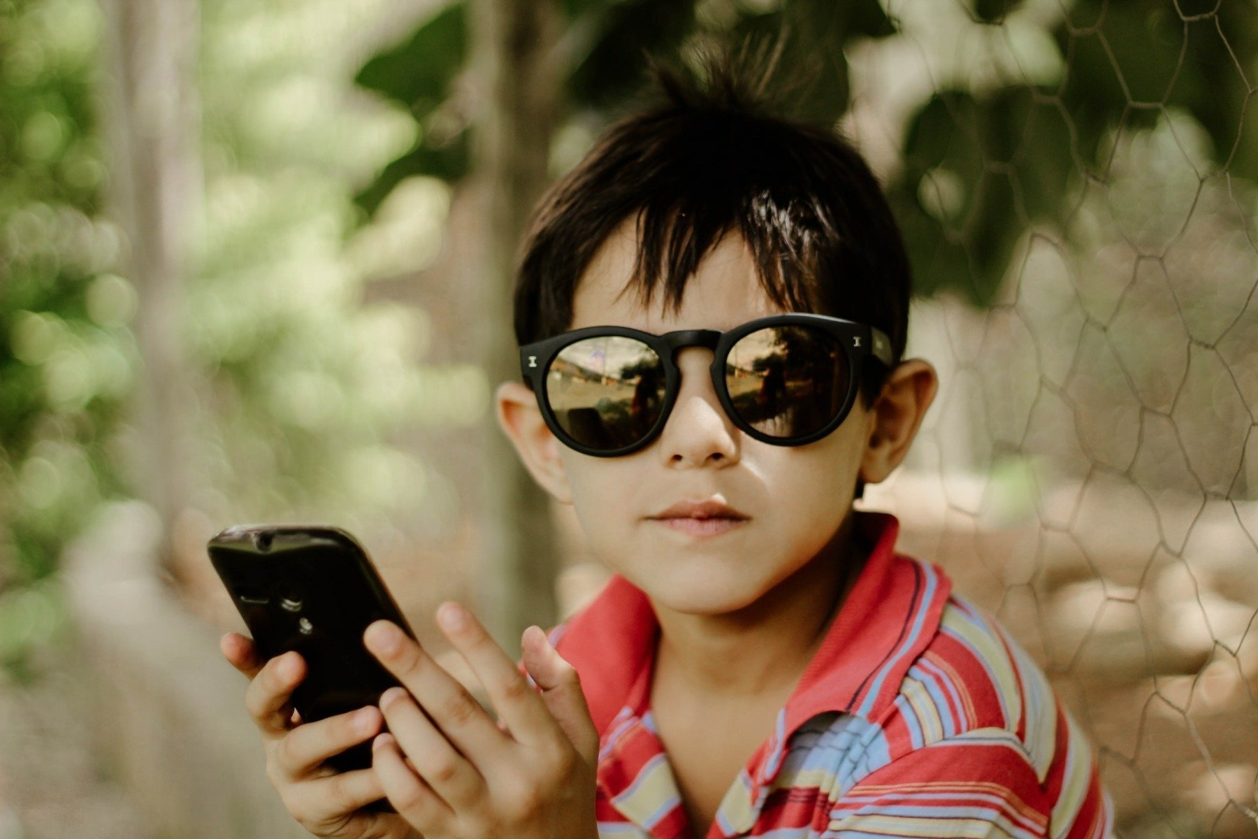 [ad_1] O comisie parlamentară din Franța recomandă interzicerea rețelelor sociale pentru minorii sub 15 ani și introducerea unor restricții digitale pentru adolescenții cu vârste între 15 și 18 ani