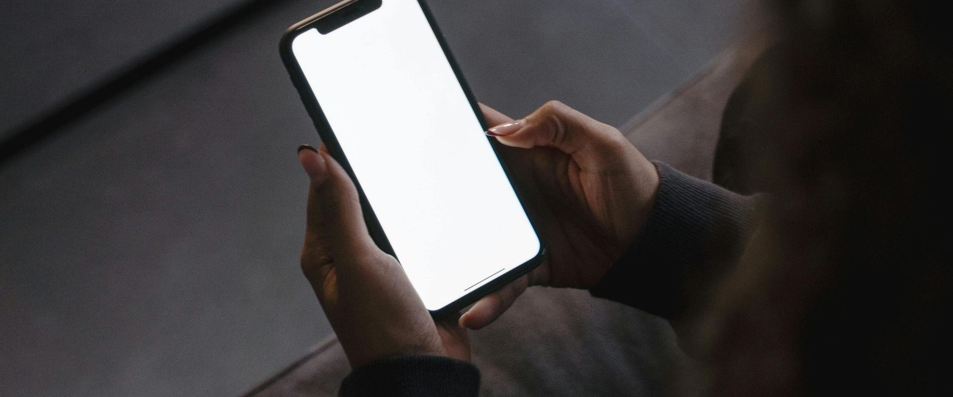 telefon-femeie-tehnologie.jpg