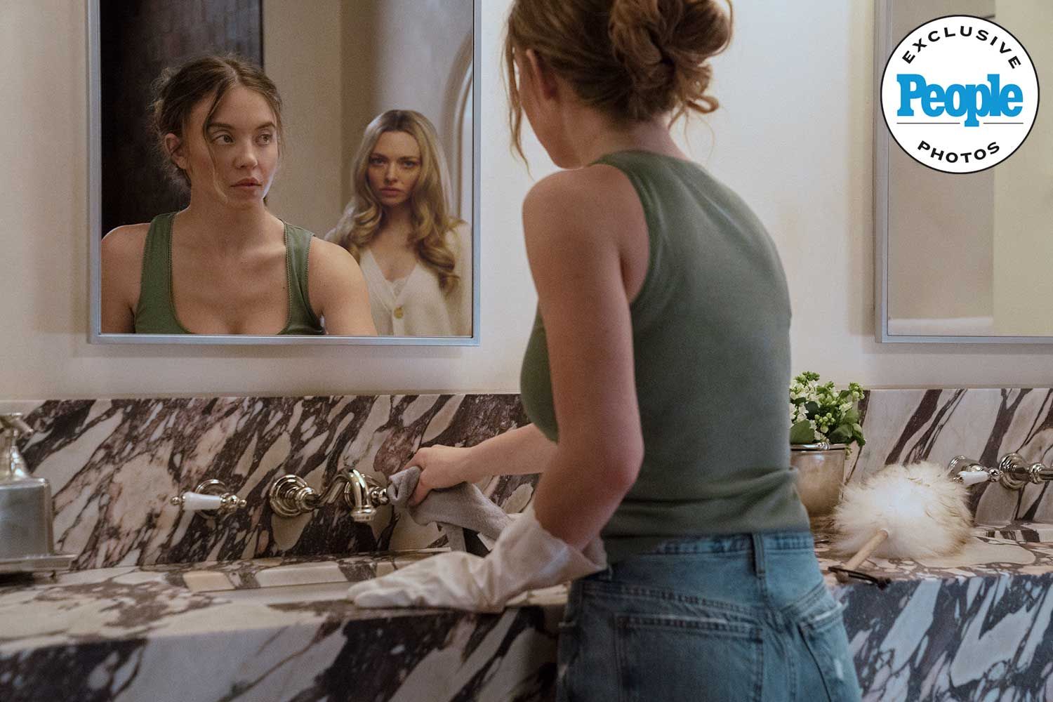 Iată o reformulare a titlului: „Exclusiv: Sydney Sweeney și Amanda Seyfried joacă într-un nou film” sau „Descoperă imaginea lui Sydney Sweeney și Amanda Seyfried într-o producție cinematografică recent lansată”