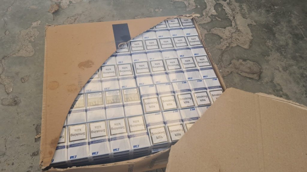 Trei polițiști de frontieră din Arad, sub supraveghere judiciară, după dispariția a 1.000 de baxuri de țigări din camera de probe