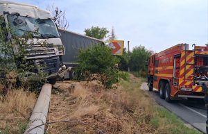 Incident aproape tragic în județul Giurgiu: un TIR cu fier vechi a pierdut controlul, distrugând gardul, un stâlp și mai mulți copaciea noastră”