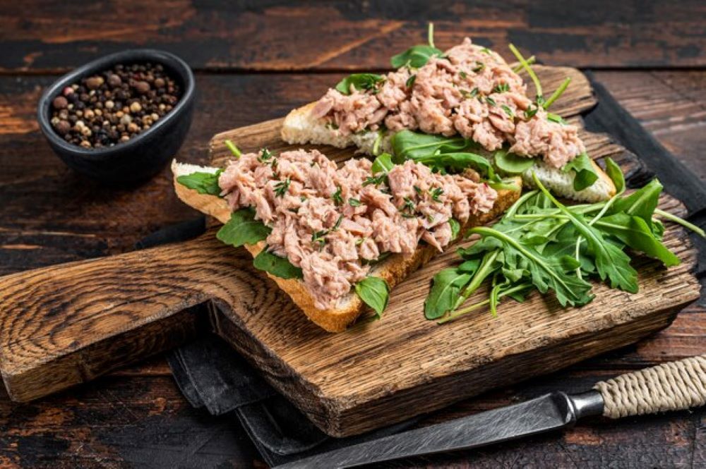 Toamna în stil mediteranean: de ce tonul devine ingredientul de bază al sezonului, fiind plin de vitaminele D, B12 și seleniu pentru întărirea imunității