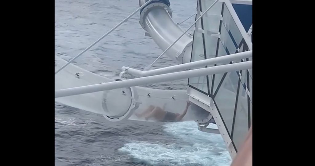O femeie evacuată de pe un tobogan de pe o navă de croazieră aflată la peste 30 de metri deasupra mării într-un clip video