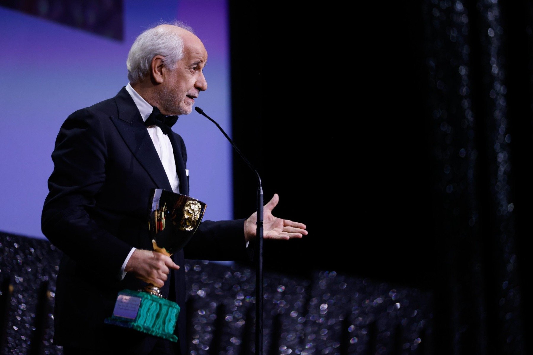 Toni Servillo primește Premiul Coppa Volpi pentru cel mai bun actor la Festivalul de la Veneția pentru filmul „La Grazia”, o abordare delicată asupra eutanasiei