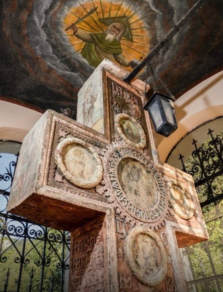 PNL, PSD și AUR se opun USR în Consiliul Local Brașov, propunând alocarea a 270.000 de euro pentru restaurarea unei troițe și un total de 2,7 milioane de euro; primarul afirmă că aceste opinii sunt doar personale și mențin interesul pentru proiecte.