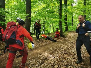 Turist german rănit pe munte cu fractură la picior, intervenție de salvare realizată de salvamontiști din Maramureș