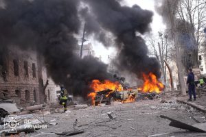 Rusia efectuează un nou atac aerian asupra Kievului în timp ce Putin se află în China, iar fostul președinte american Trump exprimă profunda sa dezamăgire față de liderul rusea noastră”