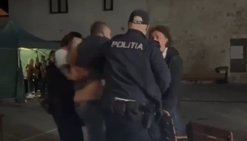 Președintele UDMR din Brașov, încătușat de poliție după ce ar fi provocat scandal în liceu în timpul Zilelor Culturii Maghiare din cauza volumului excesiv al muzicii