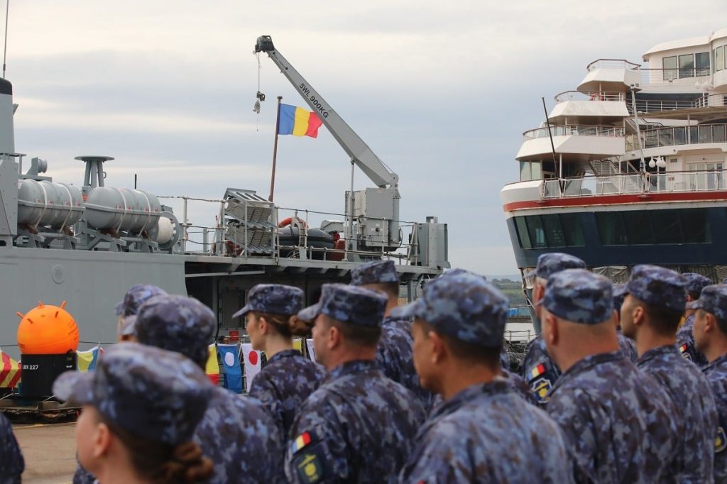 Vânătorul de mine „Căpitan Constantin Dumitrescu”, care s-a despărțit de un port scoțian pentru a naviga spre România, cu un echipaj pregătit pentru utilizarea echipamentelor din Marea Britanie, a fost introdus oficial în serviciul Forțelor Navale pe 4 august