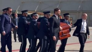 Vicepreședintele Vance însoțește sicriul lui Kirk la bordul Air Force 2