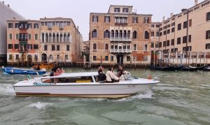 Doi turiști, un britanic și iubita sa româncă, sancționați cu amenzi mari și expulzați din Veneția după ce au înotat în Canal Grande