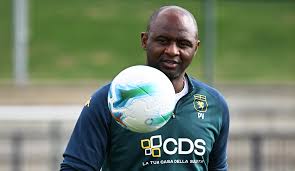 Aici este o reformulare a titlului: “Cine sunt vinovații din Genova, care au sunat fanfara și au permis devastarea morală?” 

Sau o alta variantă: “Genova, cine poartă responsabilitatea morală pentru ruină, acolo unde s-a auzit sunetul fanfarei?”