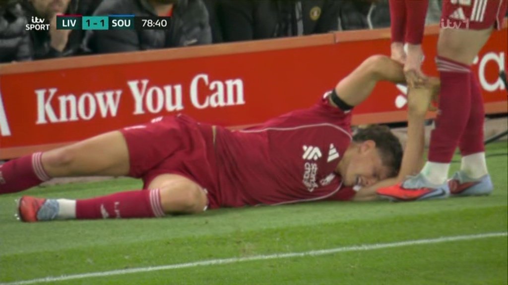 Echipa de fotbal Liverpool a fost zguduită de o Accidentare gravă la un jucător cumpărat recent, care a trebuit să fie scos de pe teren pe targă.