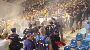 Conflict major! Suporteri extremiști au pătruns pe teren în timpul meciului România – Ungaria! Partida, oprită timp de 45 de minute.