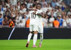 Echipa Real Madrid a obținut o victorie convingătoare cu scorul de 3-1 împotriva echipei Villarreal, datorită contribuției decisive a jucătorilor Vinicius și Mbappe, ceea ce a permis formației madrilene să redeschidă drumul spre primul loc în campionatul spaniol sub conducerea strategică a antrenorului Xabi Alonso.