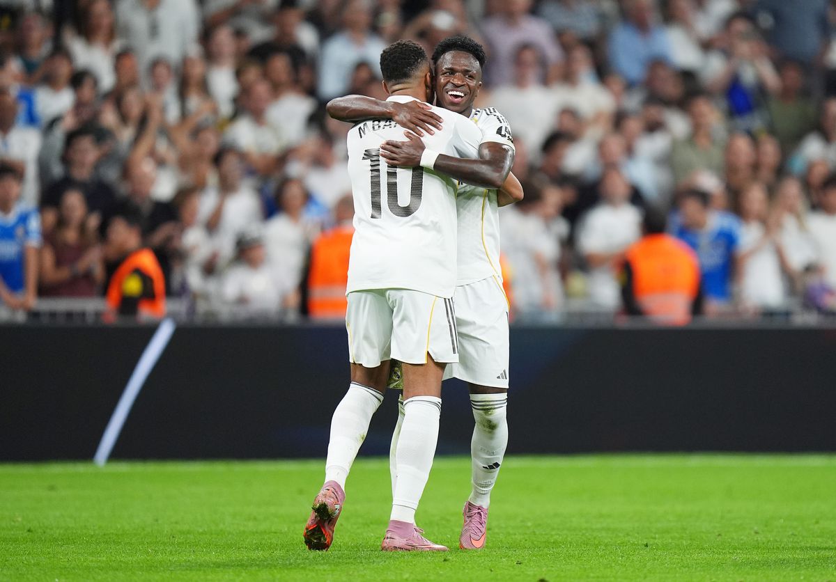 Echipa Real Madrid a obținut o victorie convingătoare cu scorul de 3-1 împotriva echipei Villarreal, datorită contribuției decisive a jucătorilor Vinicius și Mbappe, ceea ce a permis formației madrilene să redeschidă drumul spre primul loc în campionatul spaniol sub conducerea strategică a antrenorului Xabi Alonso.