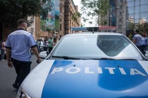 Sindicatul Polițiștilor: Un agent din Bocșa a fost atacat cu o sticlă în timpul unei intervenții / “Dacă polițiștii nu vor patrula pe străzi, infractorii vor prelua controlul”