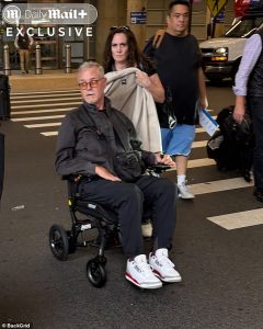 Eric Dane, 52, într-un fotoliu rulant, luptând să vorbească…