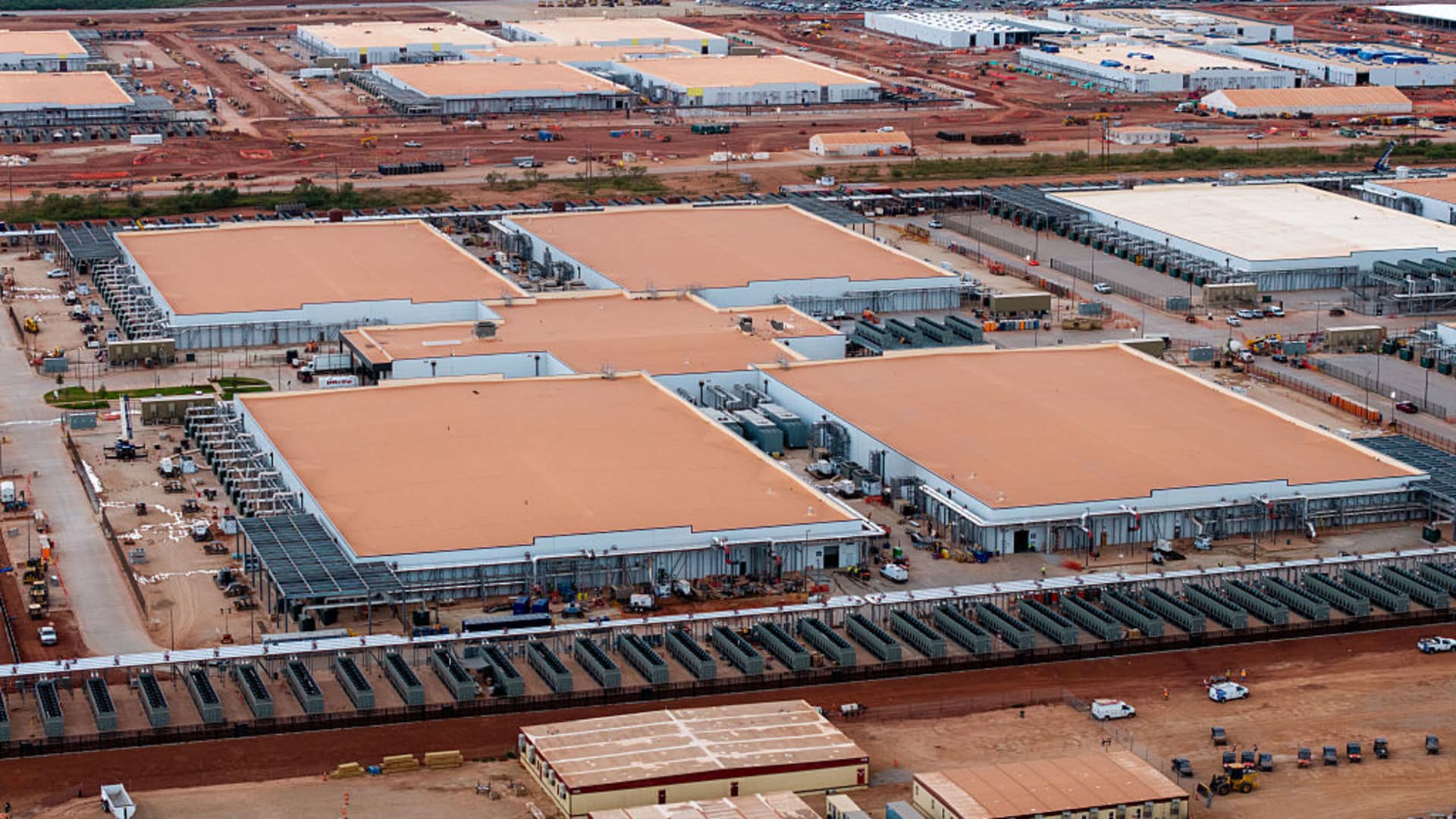 [ad_1] oracle a înregistrat o scădere de 3% a acțiunilor sale pe bursă marți, după ce un raport publicat de the information a ridicat întrebări cu privire la planurile companiei de a cumpăra miliarde de procesoare nvidia pentru a le oferi clienților săi, printre care și openai, în calitate de furnizor de servicii cloud