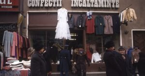 De la bișniță la business:  impactul comerțului liber asupra României, după 1990, o perioadă în care libertatea prețurilor a fost greu de înțeles pentru români.