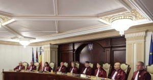 Următorul text reformulat ar putea fi: “Impactul surprinzător al hotărârii Curții Constituționale referitoare la modificarea sistemului de pensii pentru judecători: „Curtea Constituțională posedă abilitatea de a lua decizii extrem de echitabile””.