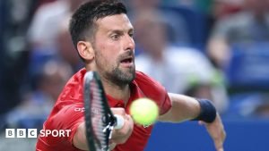 Djokovic depășește dificultățile și învinge lui Cilic.